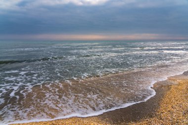 Boş sahil ve sakin deniz