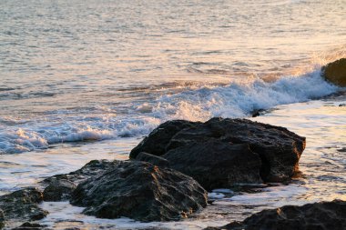 Kıyı şeridi ve çarpan dalgalar