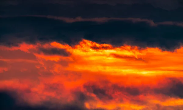 Schöne Feurige Morgendämmerung Himmel Hintergrund — Stockfoto