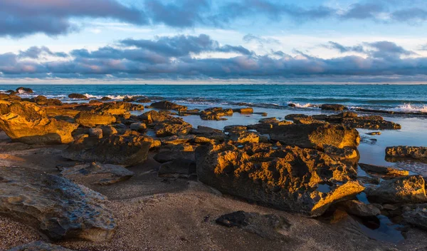 Kolorowy Wschód Słońca Skalistym Wybrzeżu — Zdjęcie stockowe