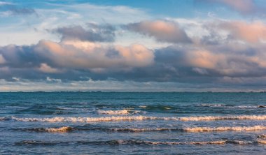 Sabahın köründe kumsal bomboş.