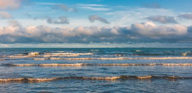 Sabahın köründe kumsal bomboş.