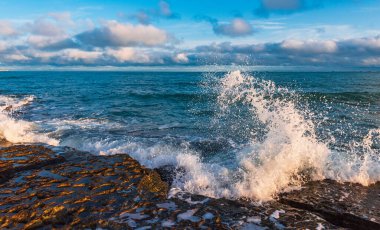 Deniz kıyısında dalgalar çarpıyor.