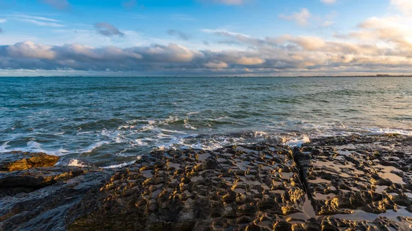 Kleurrijke Zonsopgang Aan Rotskust — Stockfoto