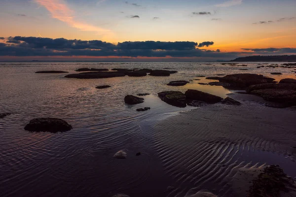 Kolorowy Wschód Słońca Skalistym Wybrzeżu — Zdjęcie stockowe