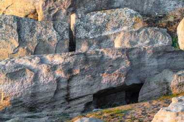 Dağlarda devasa kayalar var.