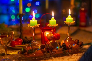 Noel mumları tatil masasında.