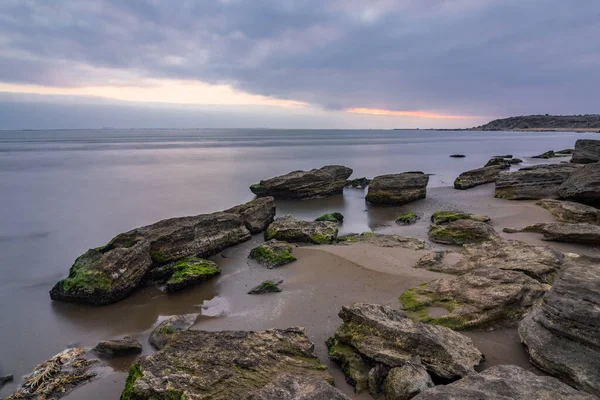 Wolken Zonsopgang Rotsachtige Kust Lange Blootstelling — Stockfoto