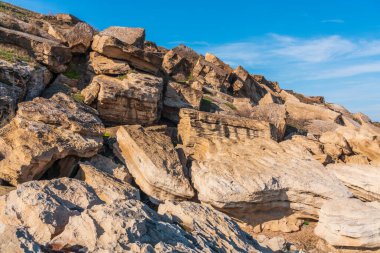 Deniz kıyısındaki taş parçaları. 