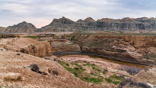 多山的沙漠地区美丽的峡谷 — 图库照片