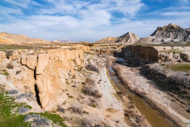Dağlık bir çöl bölgesinde güzel kanyonlar