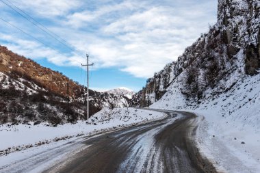 Bir dağ geçidinde kış yolu
