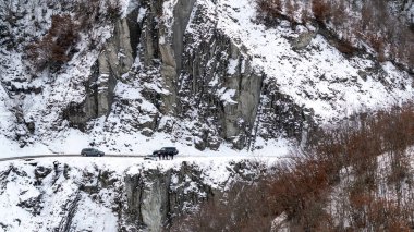 Kış dağları yolunda bir grup turist