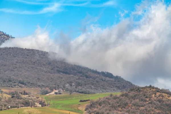 Густі Хмари Над Горами — стокове фото