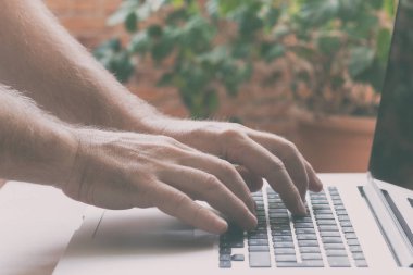 Dizüstü bilgisayarda erkek eli