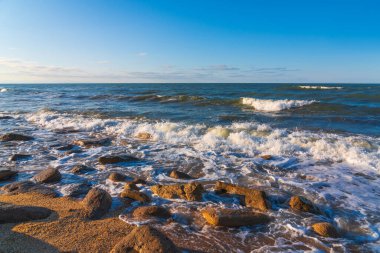 Gün batımında Rocky Sahili