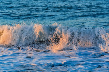 Sahilde dalgalanan dalgalar