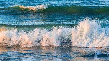 Sahilde dalgalanan dalgalar