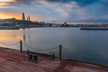 İyi akşamlar Bakü Şehri. Ulusal Sahil Parkı Görünümü