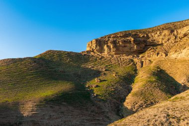 Düşen taşlarla dolu bir dağ uçurumu