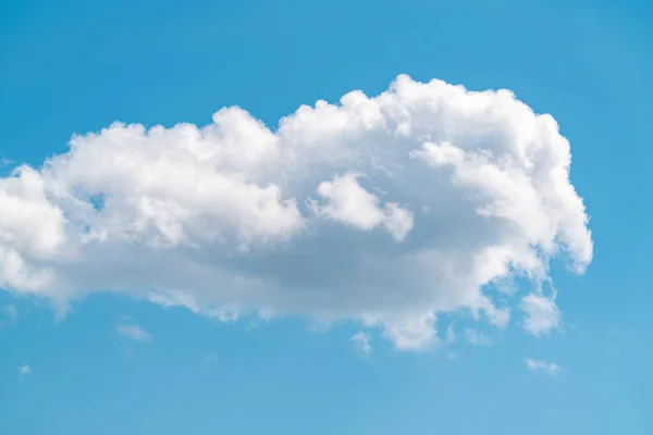 Una Nube Esponjosa Cielo Azul —  Fotos de Stock