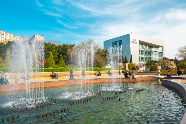 Les Gens Reposent Dans Parc Municipal Bakou Azerbaïdjan — Photo