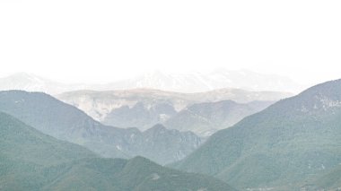 Karlı dağ sırtı manzarası