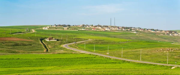 Estrada Asfalto Entre Campos Agrícolas Verdes Com Céu Azul Nuvens — Fotografia de Stock