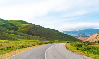 Dağlık bölgede asfalt yol