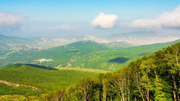Pohled Zelené Hory Vesnice Údolí Širokoúhlé Panorama — Stock fotografie