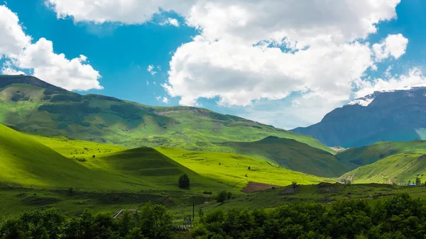 Zielone Góry Błękitne Chmury Krajobraz — Zdjęcie stockowe