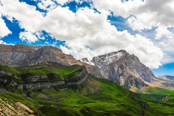 Montañas Verdes Nubes Azules Paisaje —  Fotos de Stock