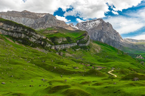 Montañas Verdes Nubes Azules Paisaje — Foto de Stock