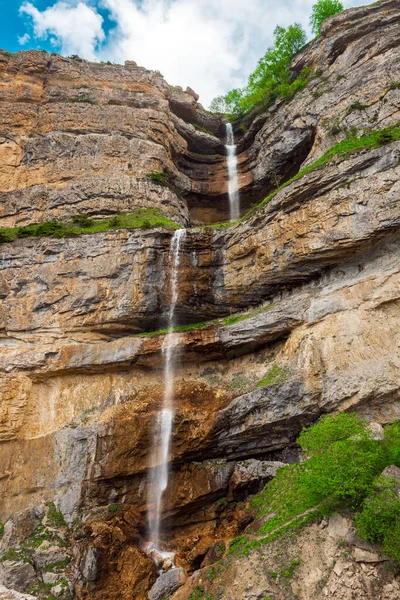 Belle Cascade Haute Dans Les Montagnes — Photo