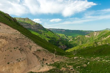 Yeşil dağın tepesinden heyelan