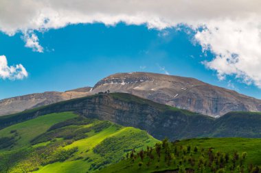 Yeşil dağlar ve mavi bulutlar