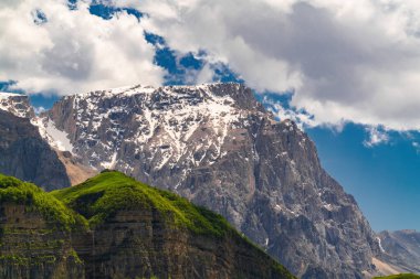 Dağ zirvesi yazın karla kaplıdır.