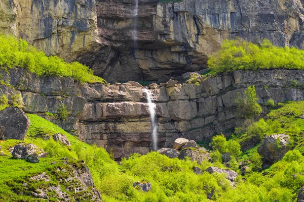 Belle Cascade Haute Dans Les Montagnes — Photo