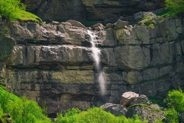 Belle Cascade Haute Dans Les Montagnes — Photo