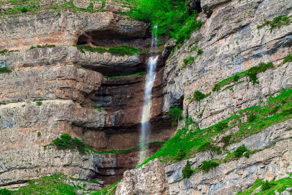 Belle Cascade Haute Dans Les Montagnes — Photo