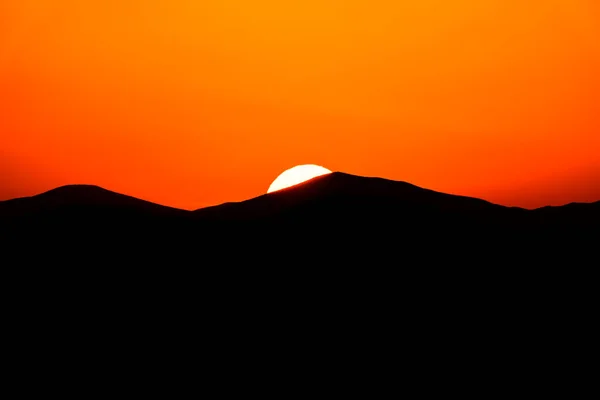 Jasny Zachód Słońca Górach — Zdjęcie stockowe