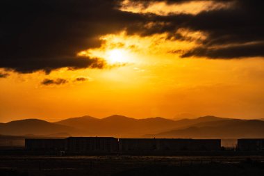 Şehrin üzerinde parlak dramatik gün batımı