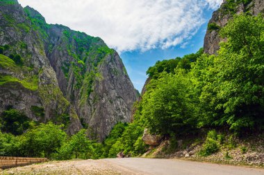 Bir dağ geçidinde dar bir yol