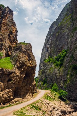 Bir dağ geçidinde dar bir yol