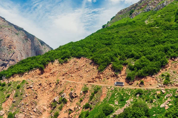 Camión Peligroso Camino Montaña Las Rocas — Foto de Stock