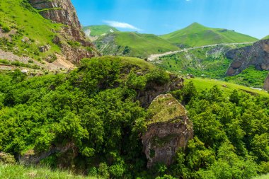 Çimenli kayalar ve güneşli gökyüzü