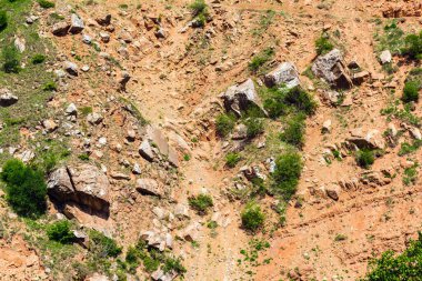 Kum ve taşlarla kaplı dağ yamacı