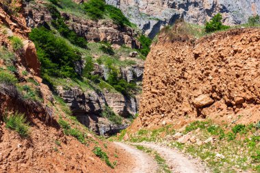 Dağlık kayalık bölgede toprak yol