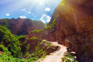 Dağlık kayalık bölgede toprak yol
