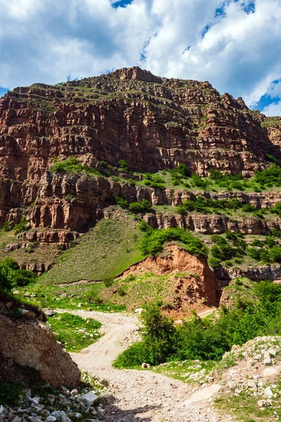 Dağlık Kayalık Bölgede Toprak Yol — Stok fotoğraf